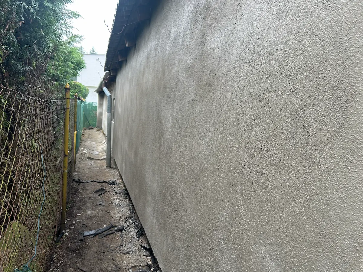 Boční stěna domu s hotovou omítkou v exteriéru