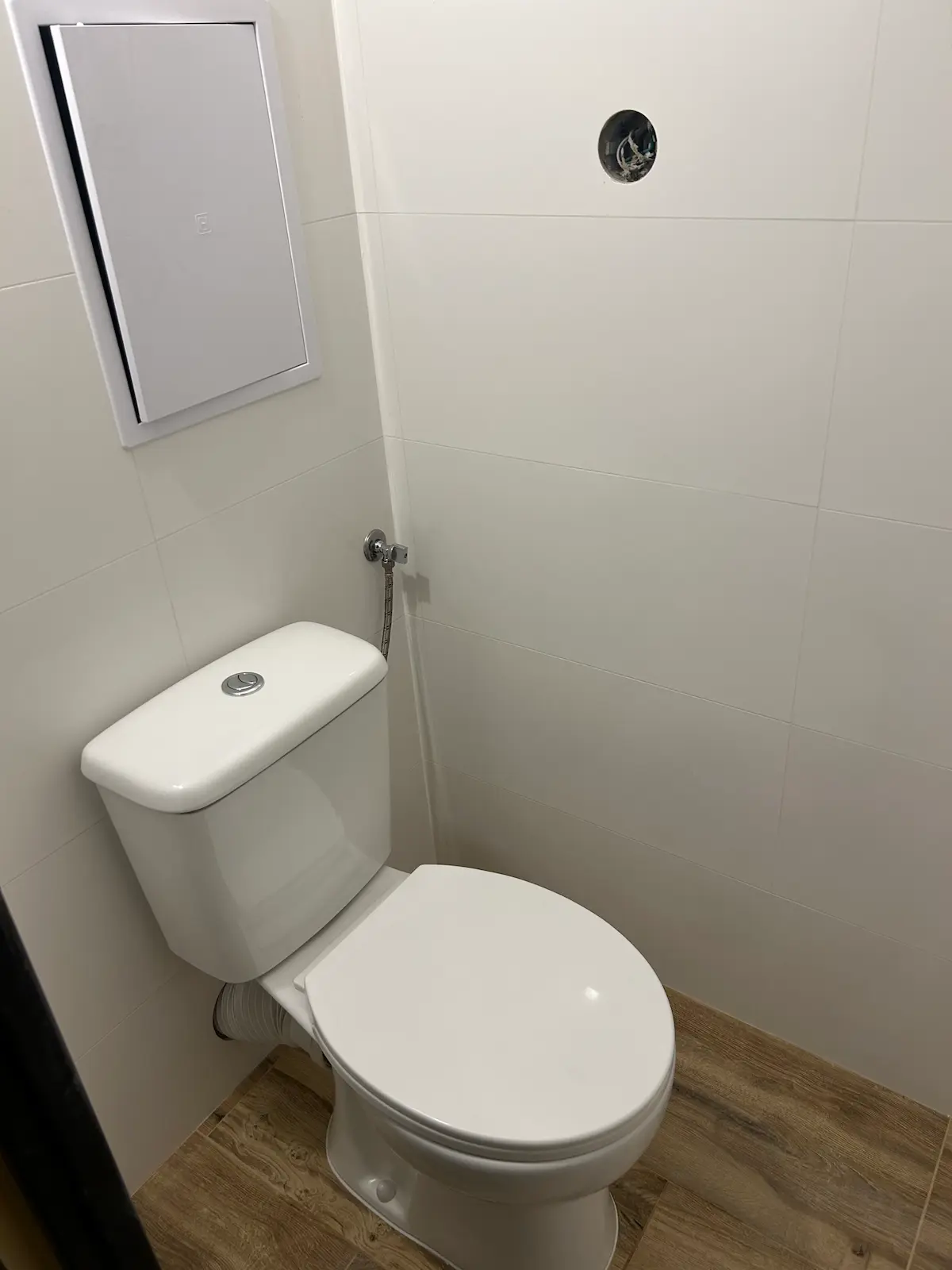 Samostatné WC po rekonstrukci s novou sanitou a obkladem